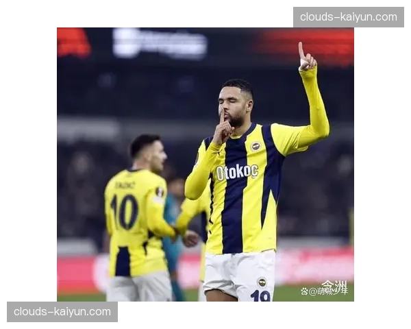 比赛因球迷冲入场内中断十分钟，现己恢复